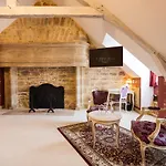 Le Petit Manoir Hotel
