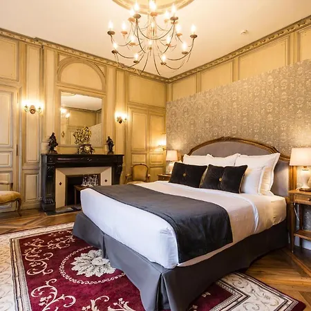 Le Petit Manoir Hotel 4*