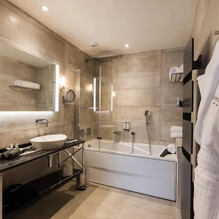 Le Petit Manoir Hotel