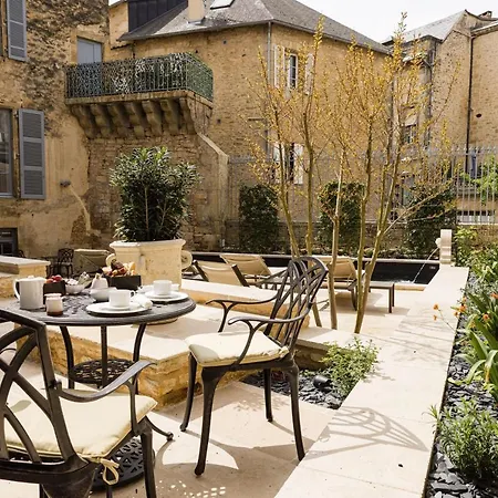 Le Petit Manoir Hotel 4*