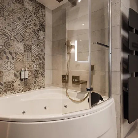 Le Petit Manoir Hotel 4*