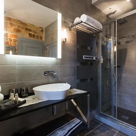 Le Petit Manoir Hotel 4*