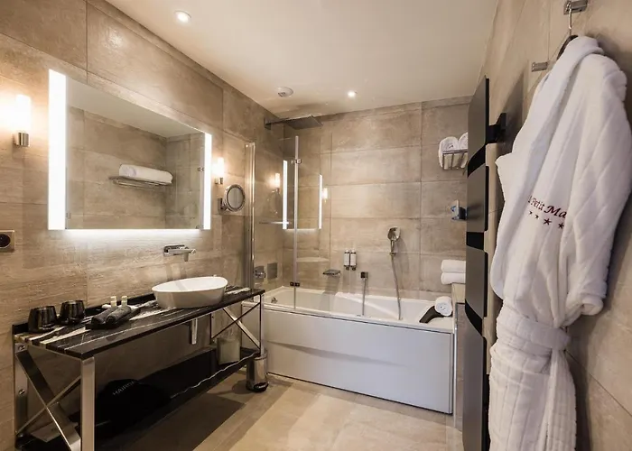 Le Petit Manoir Hotel