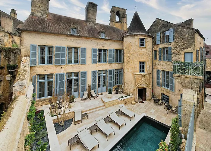 Le Petit Manoir Hotel 4*