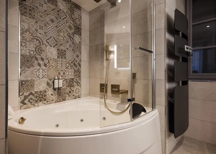 Le Petit Manoir Hotel 4*