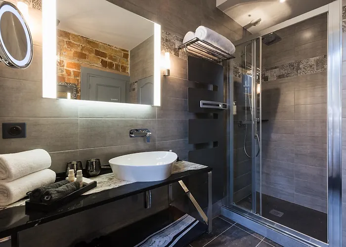 Le Petit Manoir Hotel 4*